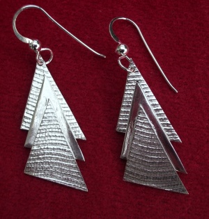 Textured trangle earrings